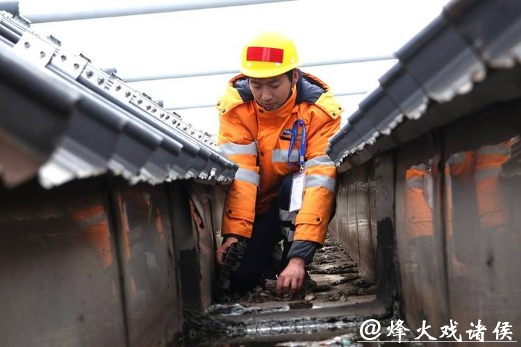 新春走基层丨00后！他们在30米高空，为春运“飞檐走壁”