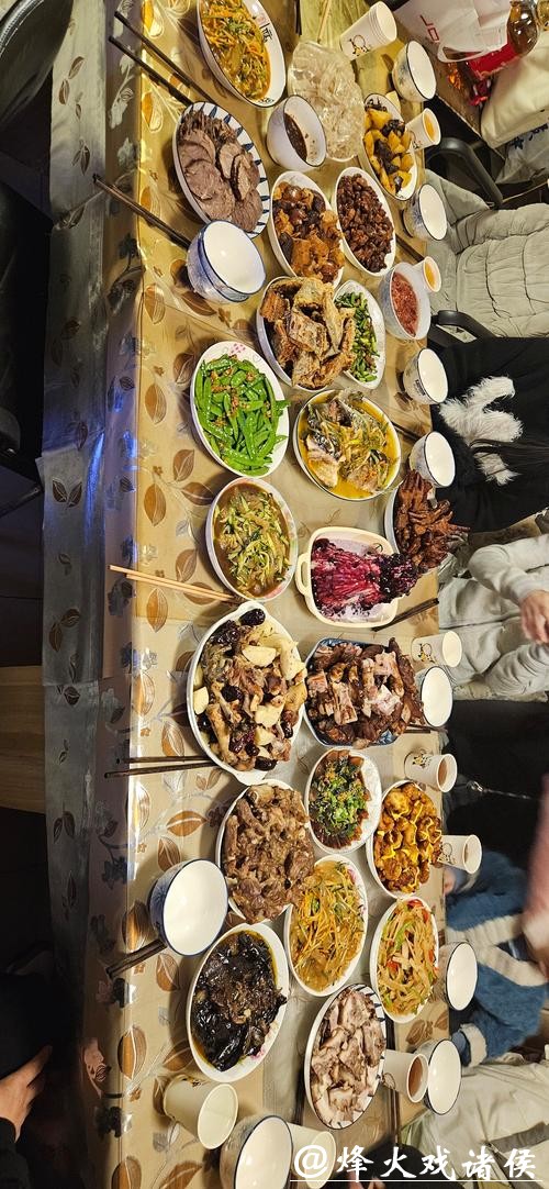 20多道菜全是邻里做的！这顿社区共享年夜饭，老人连夸“太丰盛”