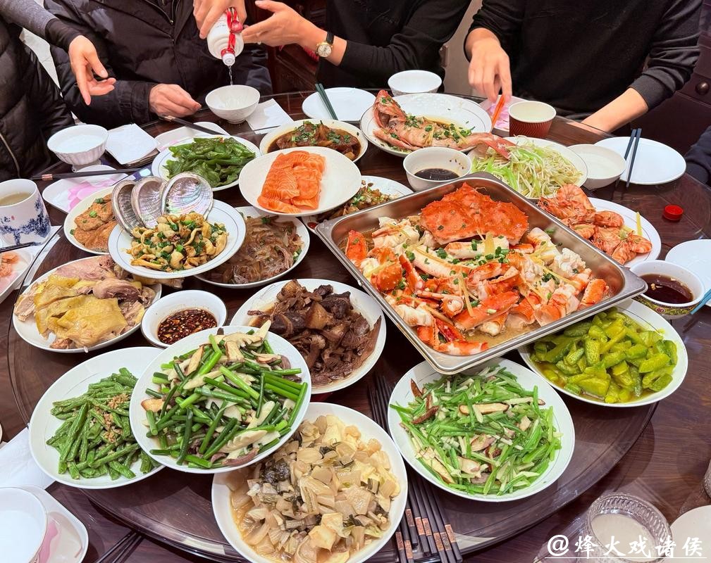 20多道菜全是邻里做的！这顿社区共享年夜饭，老人连夸“太丰盛”