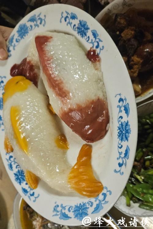 20多道菜全是邻里做的！这顿社区共享年夜饭，老人连夸“太丰盛”